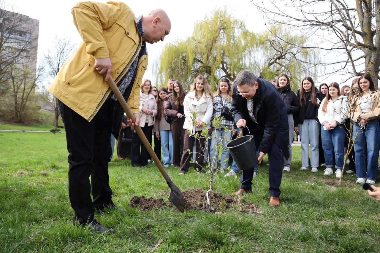 V.o. dyrektora ChHPK Roman Pakholok ta rektor TNPU Bohdan Buiak vysadzhuiut derevo